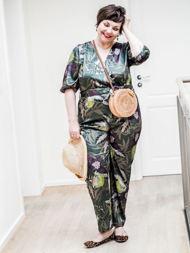 50 plus Bloggerin Susanne Ackstaller Texterella stylt ein Outfit im Mustermix.