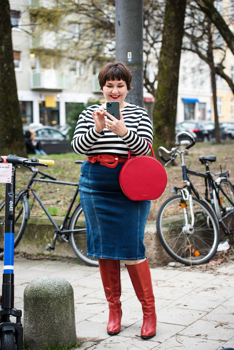 Susanne Ackstaller trägt Streifen zum Jeansrock und dazu rote Stiefel. Ein Frühlingslook par excellence