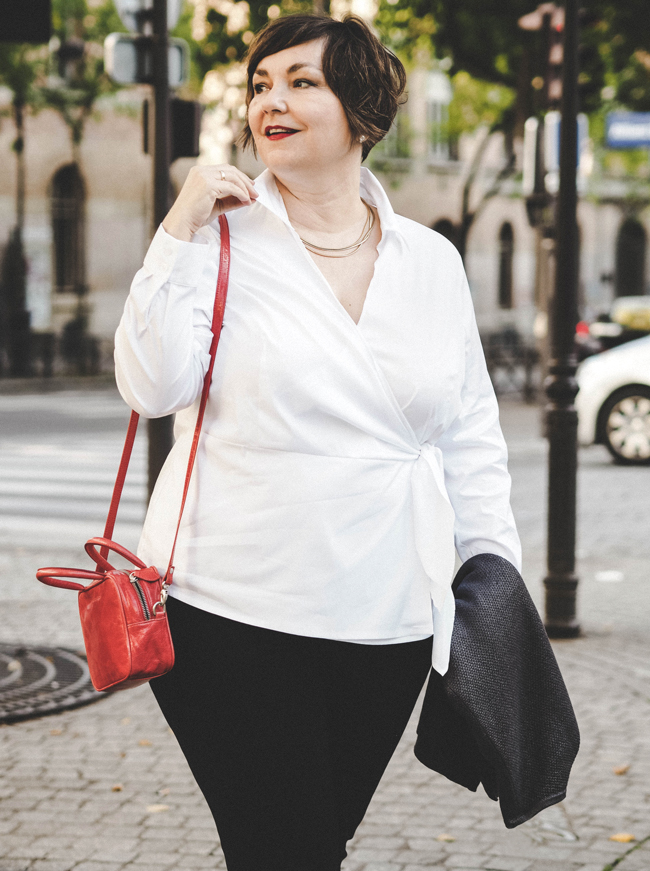 French Chic goes Plussize: Susanne Ackstaller zeigt die schönste Pariser Mode, die auch Frauen mit etwas mehr stehen.