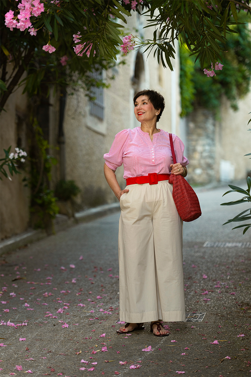 Provence-Look: gestreiftes Baumwollshirt mit heller Culotte mit breitem Gürtel zur Figurbetonung