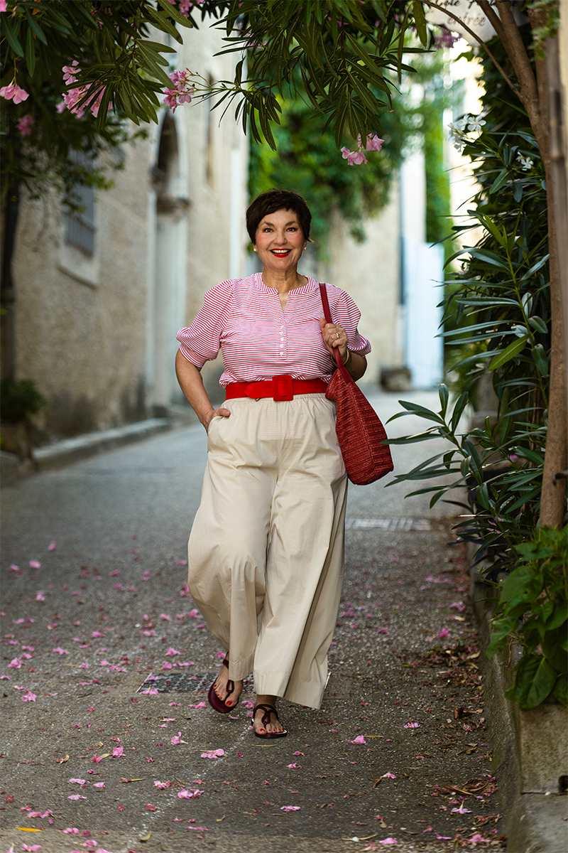 Provence-Look: gestreiftes Baumwollshirt mit heller Culotte mit breitem Gürtel zur Figurbetonung