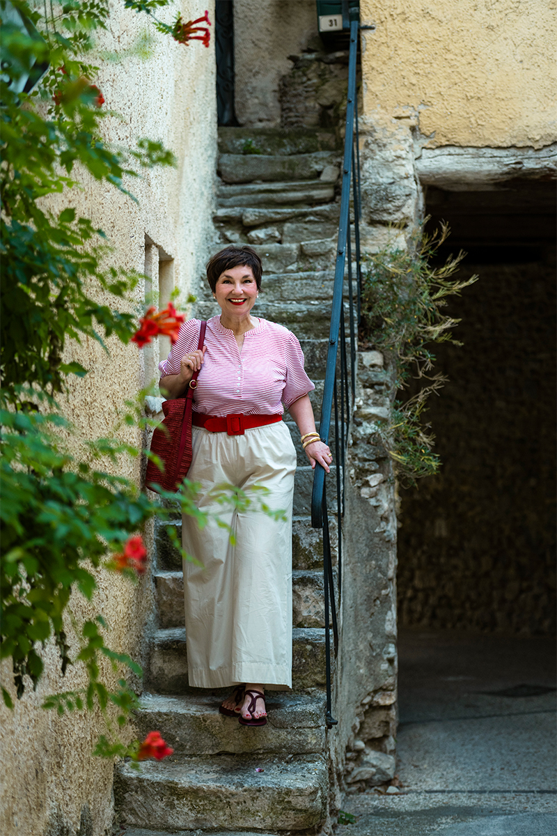 Provence-Look: gestreiftes Baumwollshirt mit heller Culotte mit breitem Gürtel zur Figurbetonung