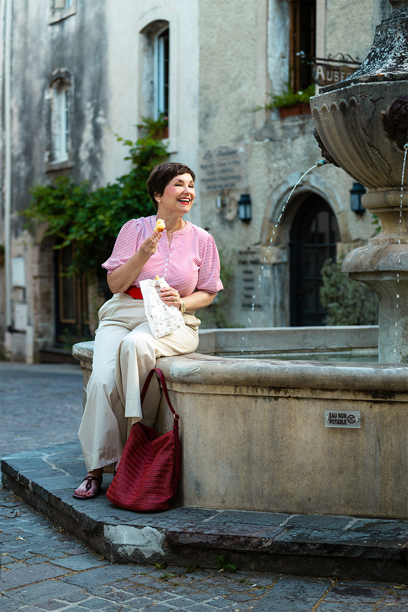 Provence-Look: gestreiftes Baumwollshirt mit heller Culotte mit breitem Gürtel zur Figurbetonung