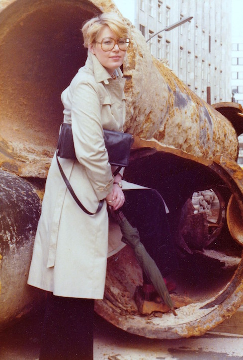 Barbara Lotte mit Trenchcoat 1980