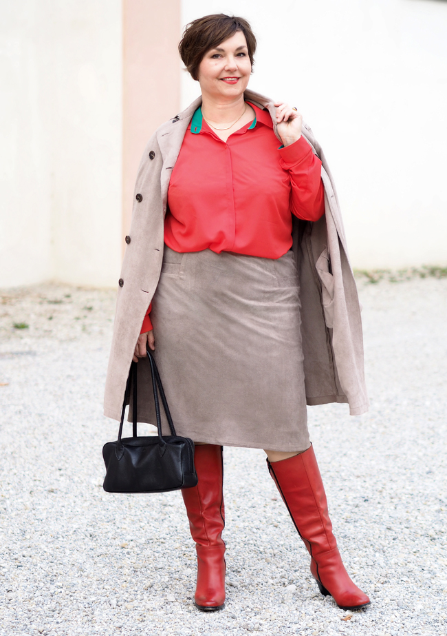Kontrastprogramm: Rote Bluse und rote Stiefel zu beigem Rock und Mantel