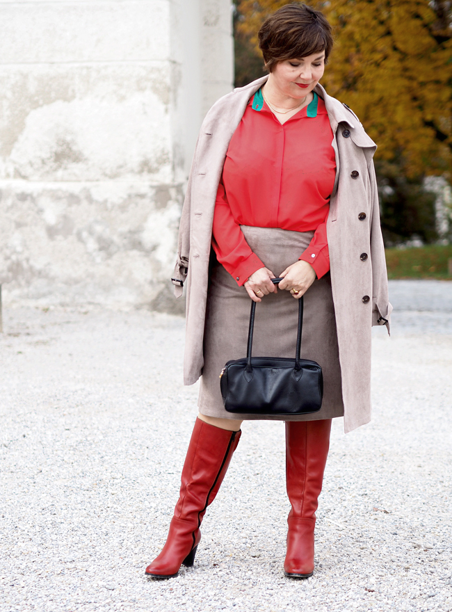 Kontrastprogramm: Rote Bluse und rote Stiefel zu beigem Rock und Mantel