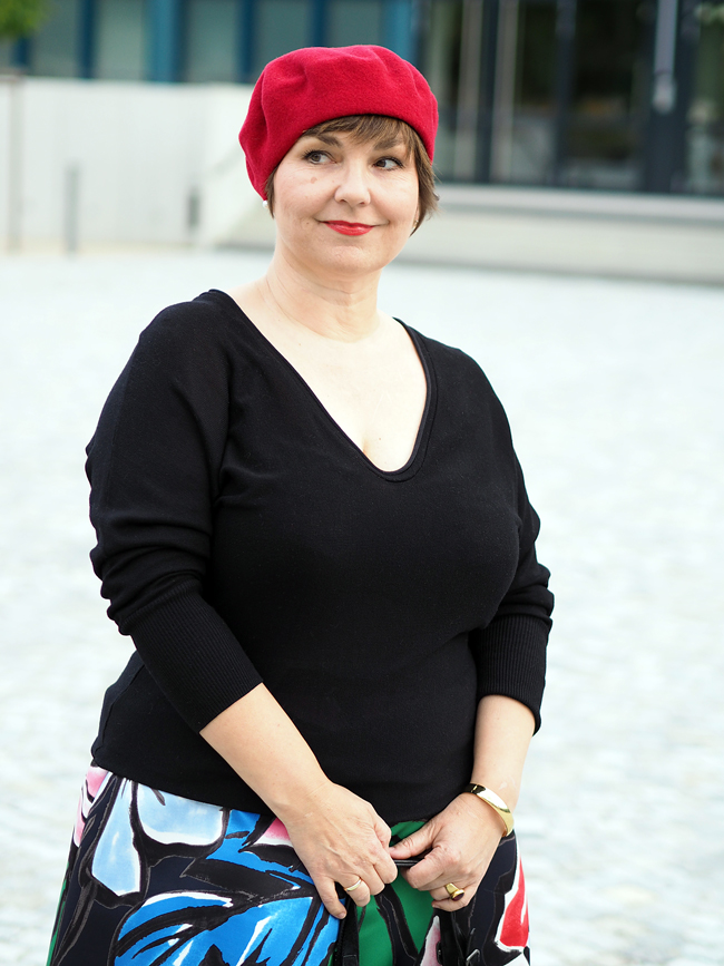 Blumenrock von Marina Rinaldi, kombiniert mit einer roten Baskenmütze