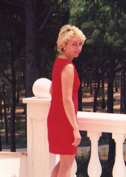 Christine Lawens in einem schmalen, roten Kleid. 2000.