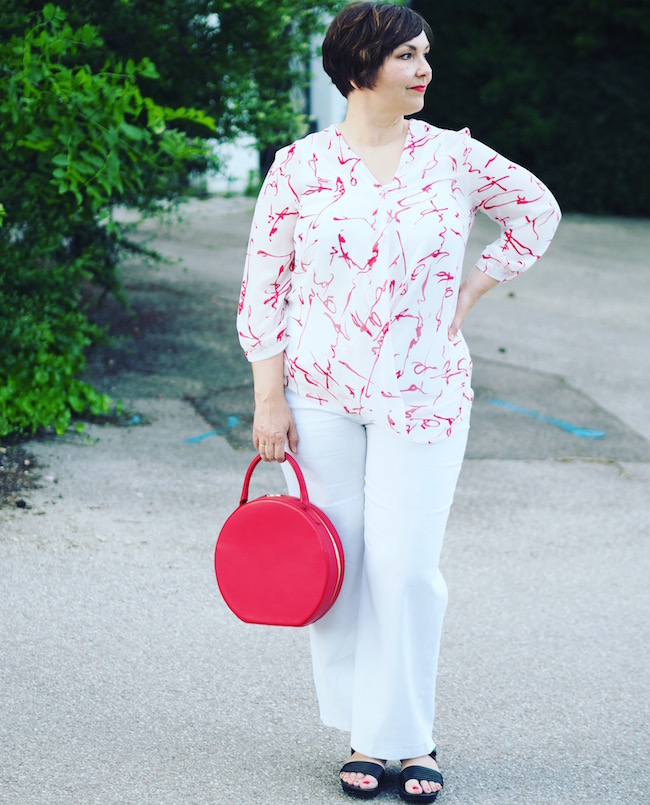 Damen in Weiß-Rot. Tasche: Mansur Gavriel