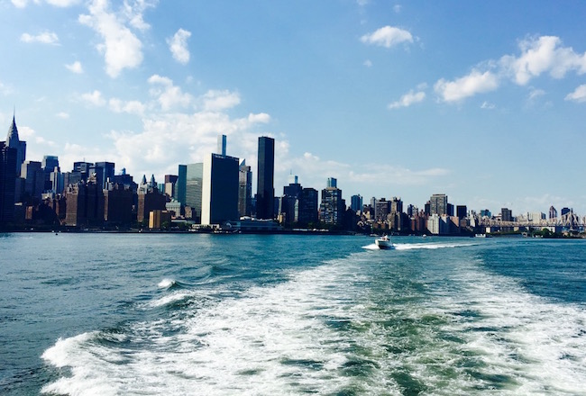 Blick von der Eastriver Ferry auf Manhattan