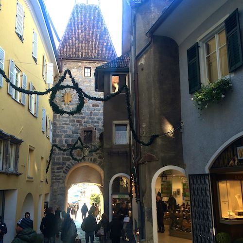 Meran: Turm und Torbogen.