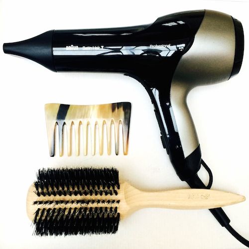 Die richtigen Haarpflegeutensilien: Hornkamm, Bürste mit Naturborsten, Braun SensoDryer Satin Hair