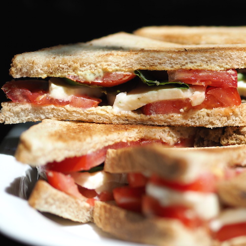 Tomaten-Mozzarella-Sandwich