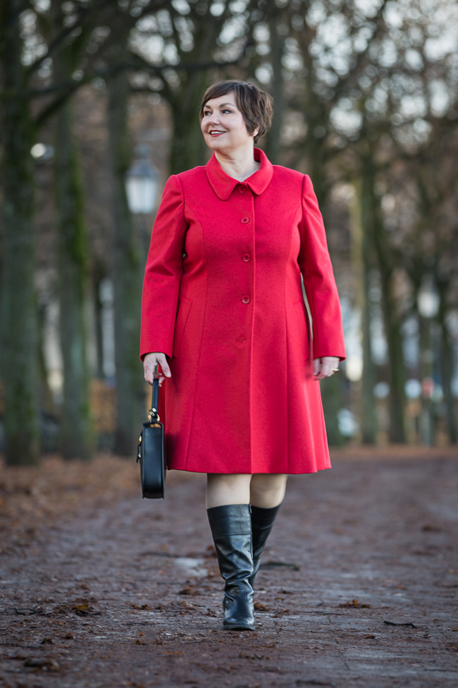 Roter Lodenmantel aus dem Modeatelier Hilde Polz. Foto: Simone Naumann