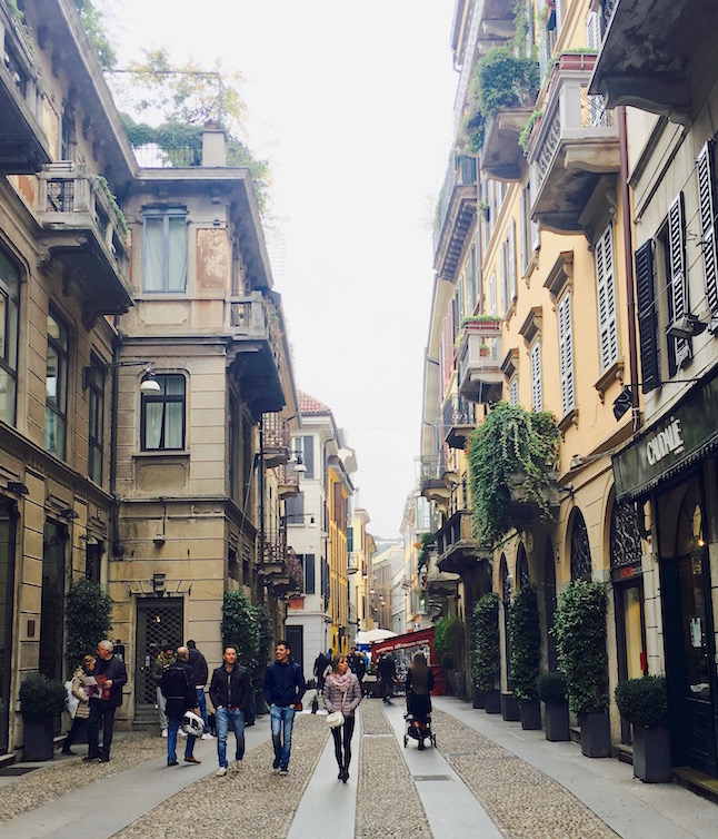 Straßenszene im Stadtviertel Brera in Mailand