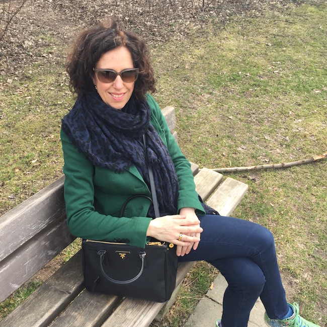 Susanne Graue in Grün und mit Sonnenbrille