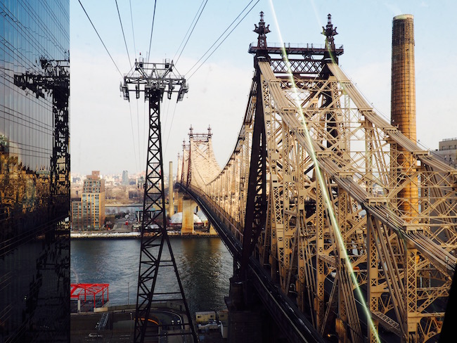 Tramway nach Roosevelt Island. Rechts: Brooklyn Bridge