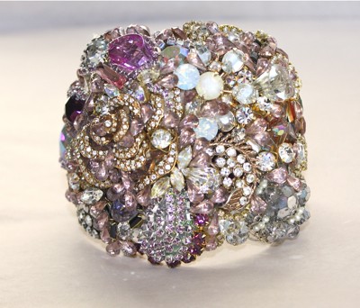 Üppiges Armband aus creme-, bleu-, roséfarbenen und transparenten Perlen und Glitzersteinen