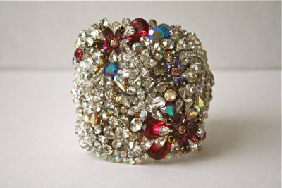 Üppiges Armband aus creme-, bleu-, roséfarbenen und transparenten Perlen und Glitzersteinen; dazwischen einige Steine in kräftigeren Farben