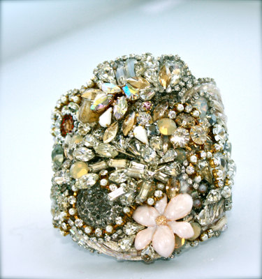 Üppiges Armband aus cremefarbenen, weißen und transparenten Perlen und Glitzersteinen
