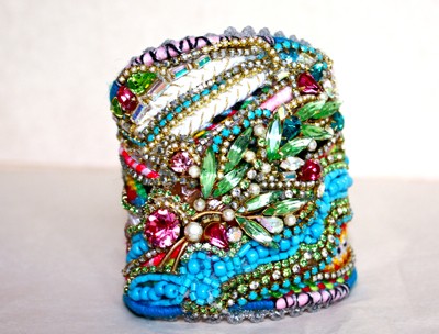 Üppiges Armband aus bunten Perlen und Glitzersteinen