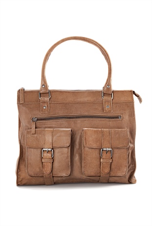 Hellbraune sportliche Vintage-Ledertasche mit zwei Vordertaschen und einem Henkel Hellbraune sportliche Vintage-Ledertasche mit zwei Vordertaschen und einem Henkel