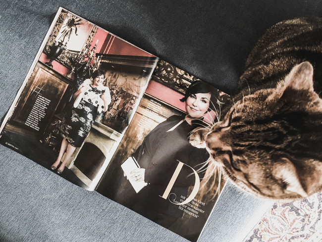 Einmal Schlossherrin sein: Die Zeitschrift DONNA hat mich in glamourösen Festtagsoutfits formuliert. Foto: Bettina Lewin. Styling: Susanne Gundlach.