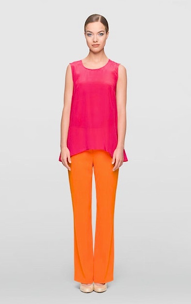 sommerliche Kombination aus Seide: pinkes Top, orange Hose