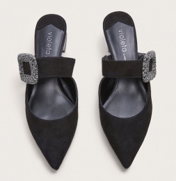 Schwarze Pantoletten mit Schnalle