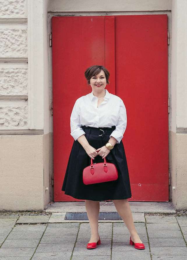 Klassik neu definiert: Schwarz-weiß-rot mit Louis Vuitton Tasche