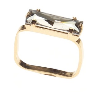 Eleganter Ring von Sabine Dehoff. Vergoldetes Messing mit grauem Quarz.